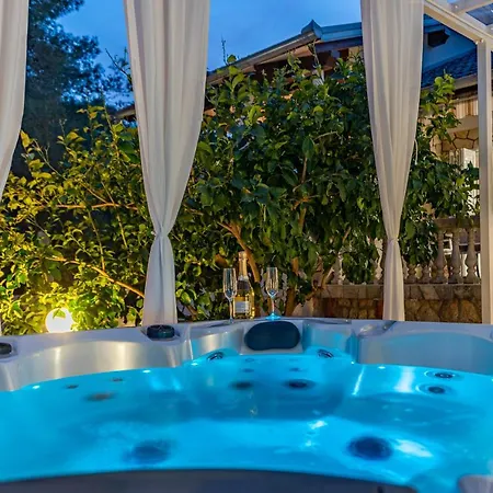 Roko - Luxury 60m From Beach!