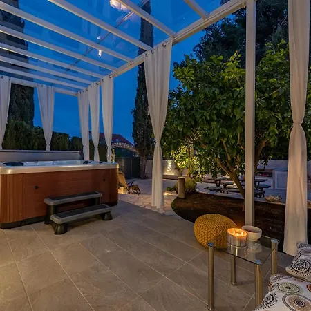 Roko - Luxury 60m From Beach! *