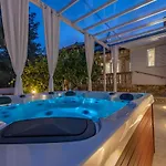 Roko - Luxury 60m From Beach!
