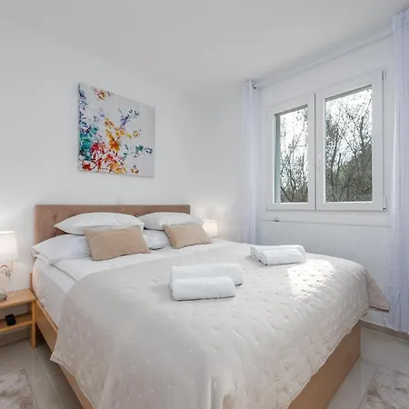 Roko - Luxury 60m From Beach! *