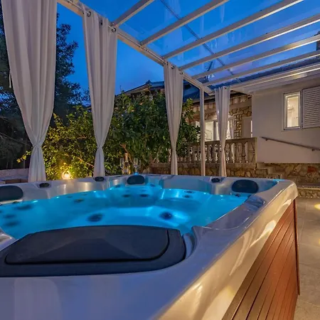 Roko - Luxury 60m From Beach!