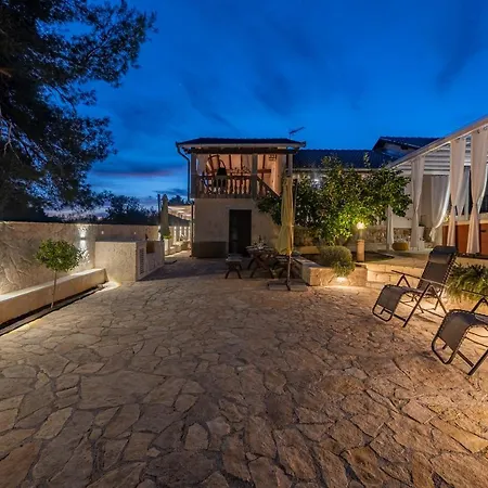 Roko - Luxury 60m From Beach! *