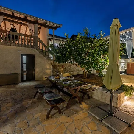 Roko - Luxury 60m From Beach!