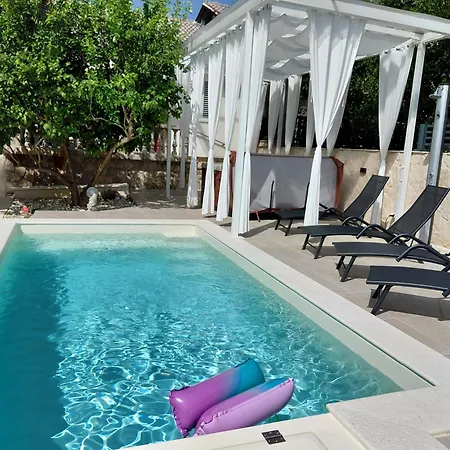 Roko - Luxury 60m From Beach!