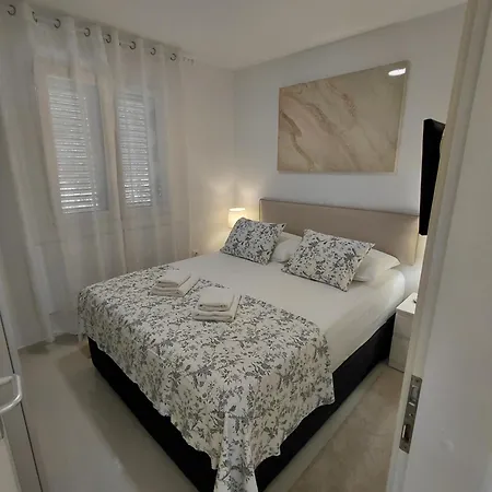 Roko - Luxury 60m From Beach!