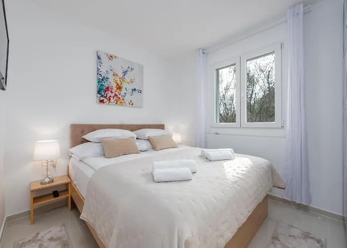 Roko - Luxury 60m From Beach! *