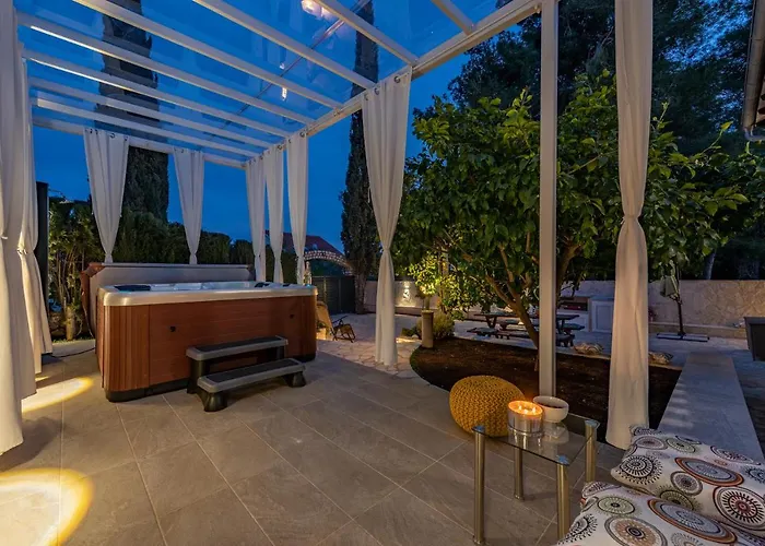 Roko - Luxury 60m From Beach! *