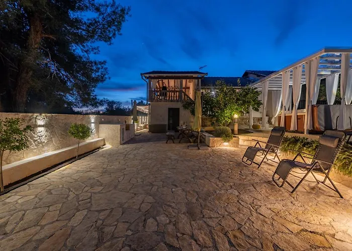 Roko - Luxury 60m From Beach! *