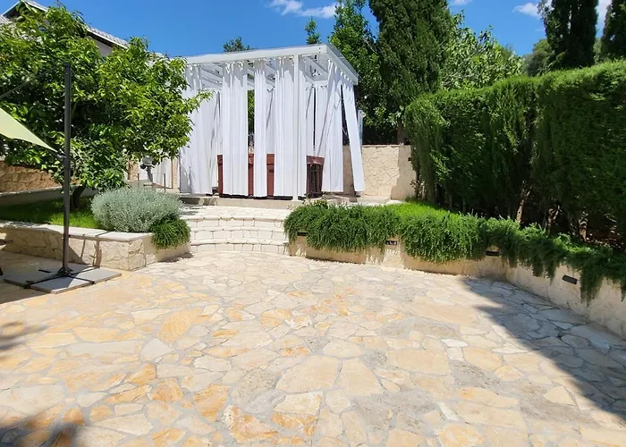 Roko - Luxury 60m From Beach!