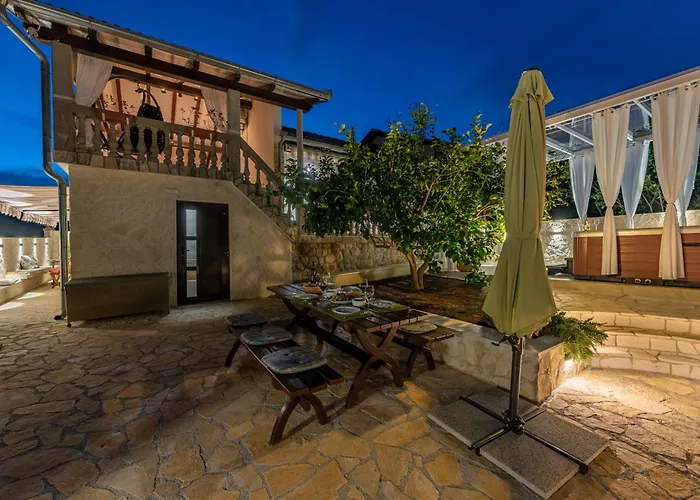 Roko - Luxury 60m From Beach!