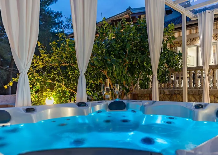 Roko - Luxury 60m From Beach!