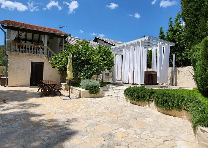 Roko - Luxury 60m From Beach! *